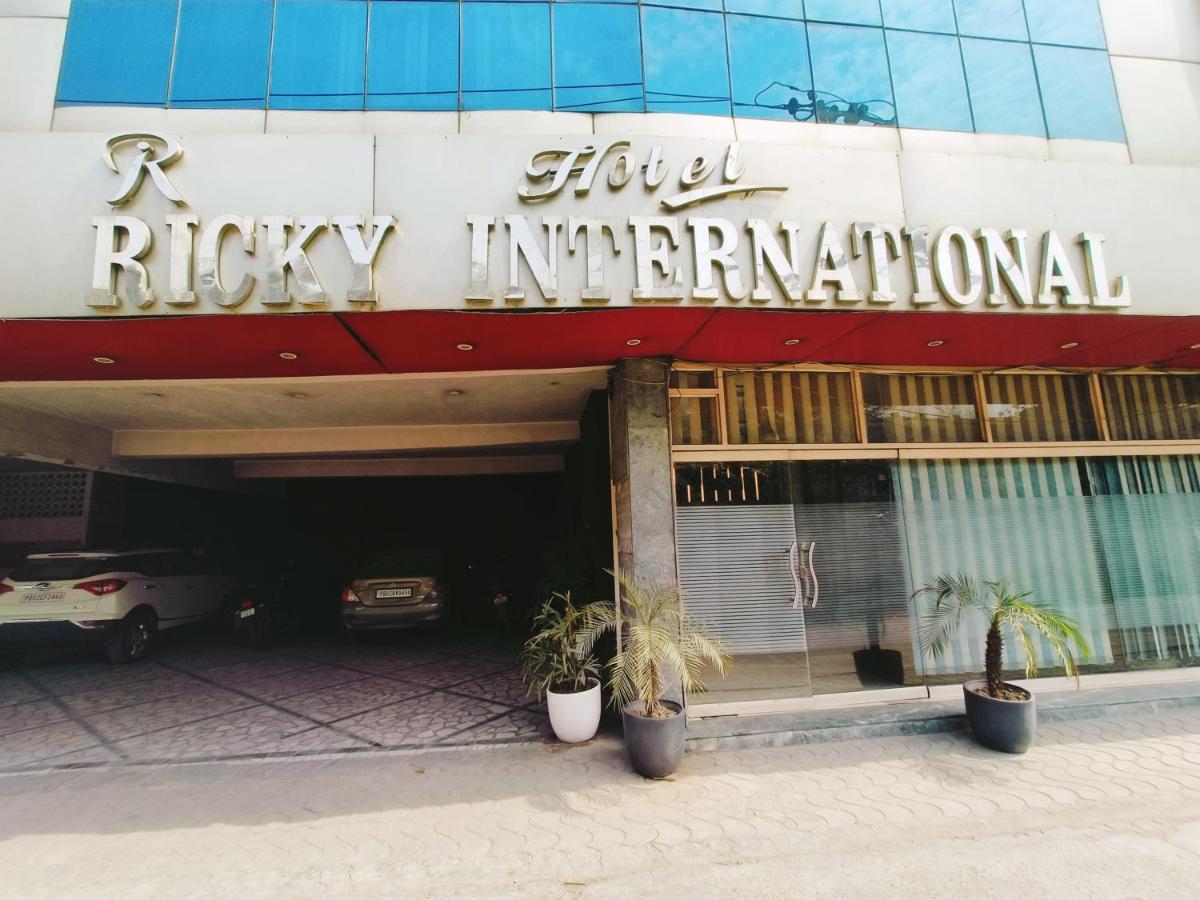 Hotel Ricky International Amritsar Exterior foto